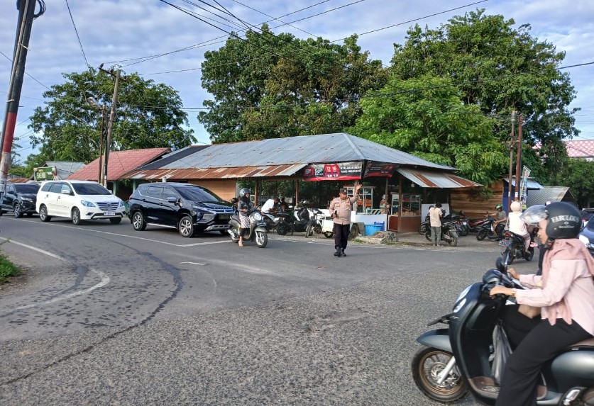 Tekan Angka Kemacetan, Personel Polsek Kuta Baro Urai Arus Lalulintas 