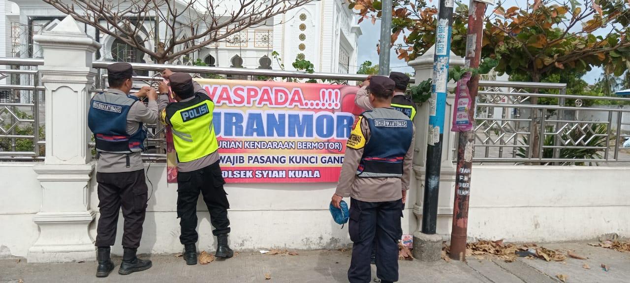 Polsek Syiah Kuala Pasang Spanduk Cegah Curanmor di Beberapa Lokasi