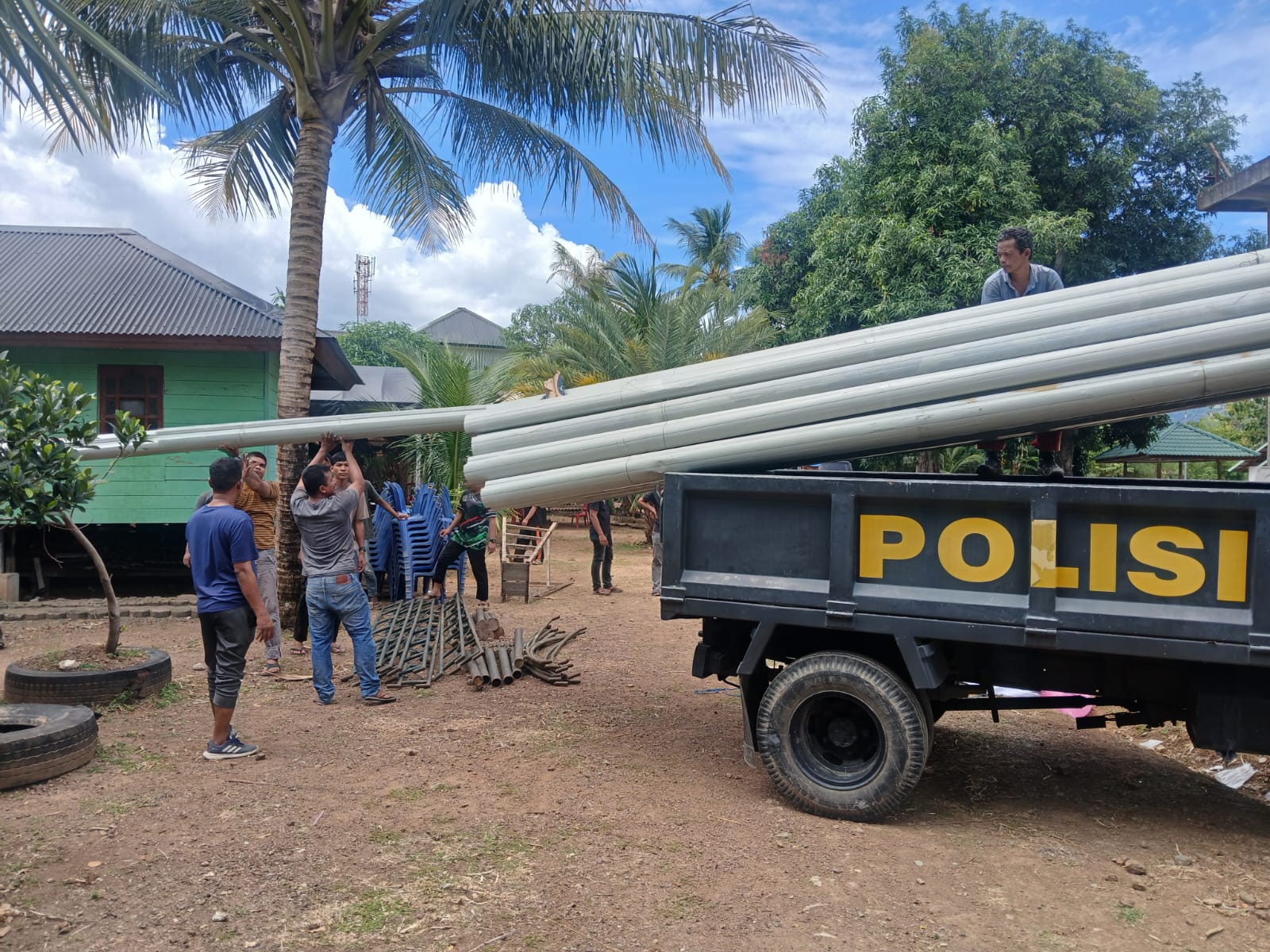 Kapolresta Berikan Bantuan Seng Untuk Dayah Misbahul Fata di Aceh Besar