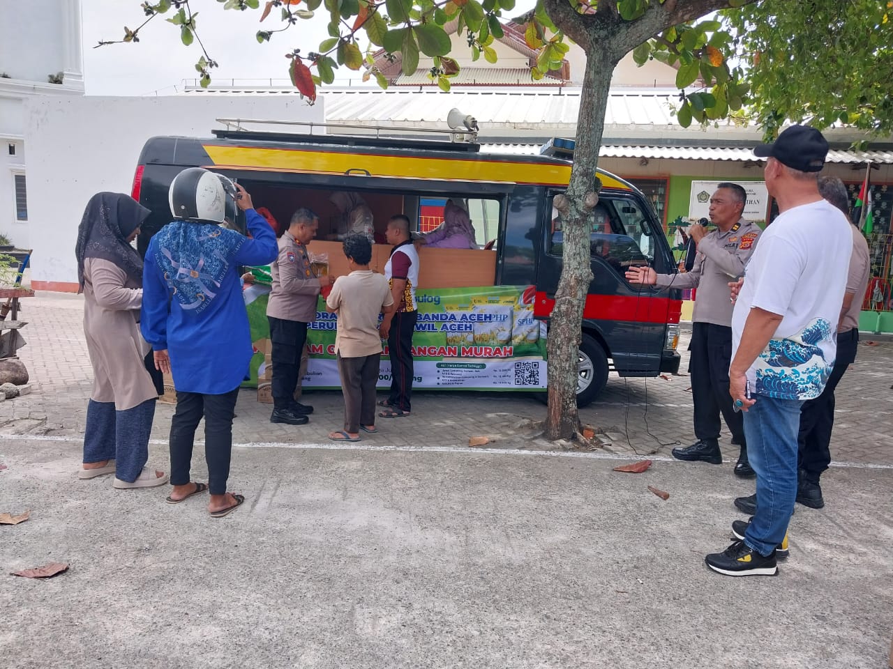 Polresta Banda Aceh Kembali Gelar Pasar Murah di Peukan Bada  - Tribratanews Polresta Banda Aceh