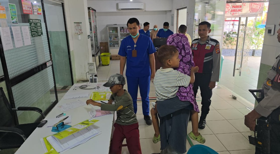 Wujud Kepedulian Polri saat Membantu Warga Binaan Dirujuk ke Rumah Sakit