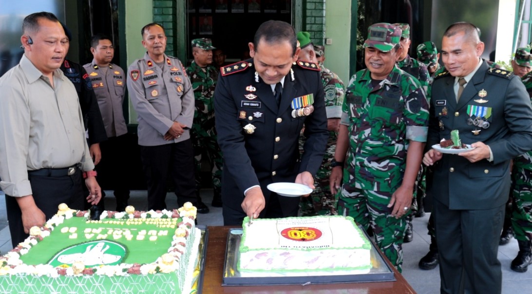 Meriahkan HUT TNI ke-80, Polresta Berikan Nasi Tumpeng  Untuk Personel Kodim 0101/KBA - Tribratanews Polresta Banda Aceh