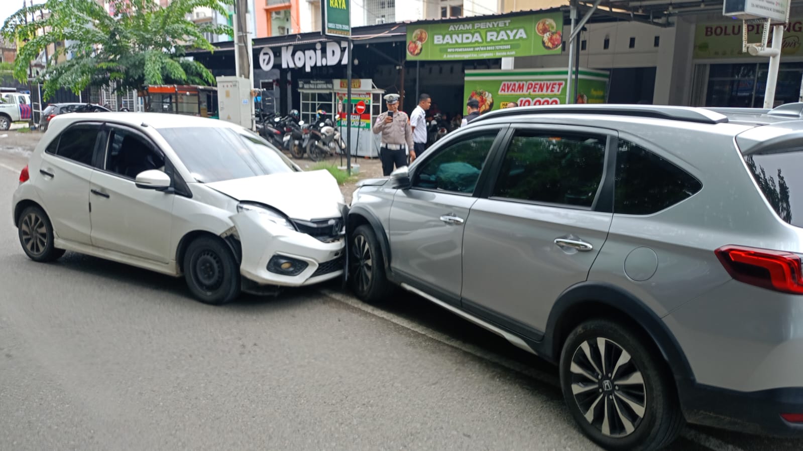 Hilang Kendali Mobil Penumpang Honda Brio Kontra Honda BRV di Banda Aceh, Polantas Olah TKP
