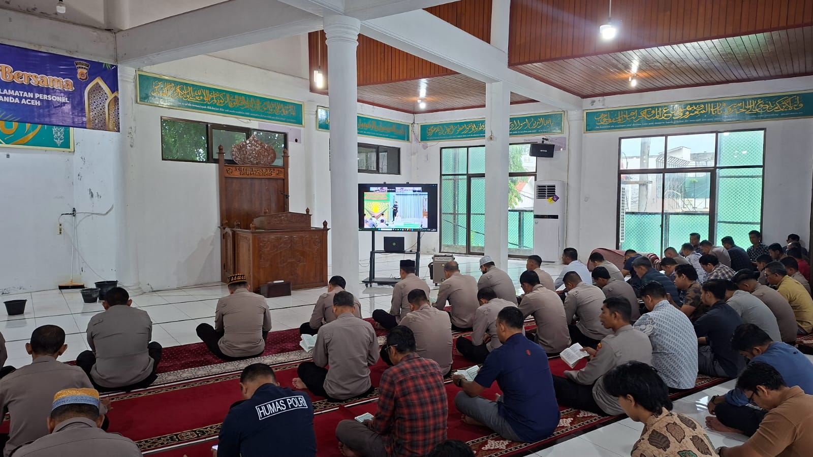 Ustadz Khairul Rafiqi Pimpin Binrohtal Secara Virtual, Sampaikan Tausyiah kepada Jajaran Kepolisian - Tribratanews Polresta Banda Aceh