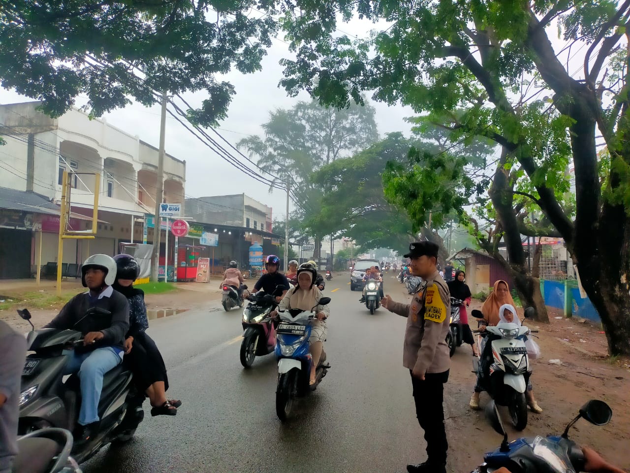 Aksi Strong Point Pagi: Polsek Jajaran Polresta Banda Aceh Jaga Kelancaran Kendaraan di Titik Rawan Kemacetan