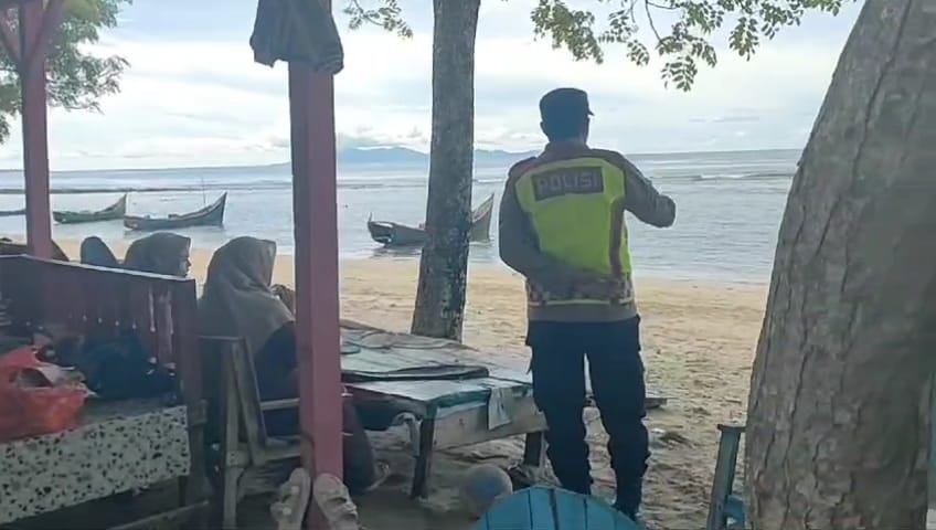 Ingatkan Warga Berhati-hati, Personel Polsek Krueng Raya Imbau Pengunjung di Pantai Wisata 