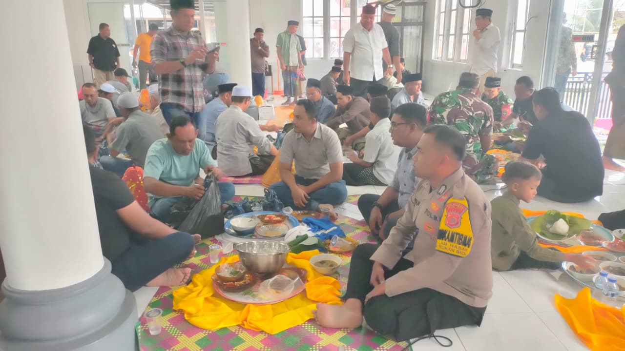 Personel Polsek Peukan Bada Hadiri Maulid Nabi Muhammad SAW di Gampong Lam Hasan