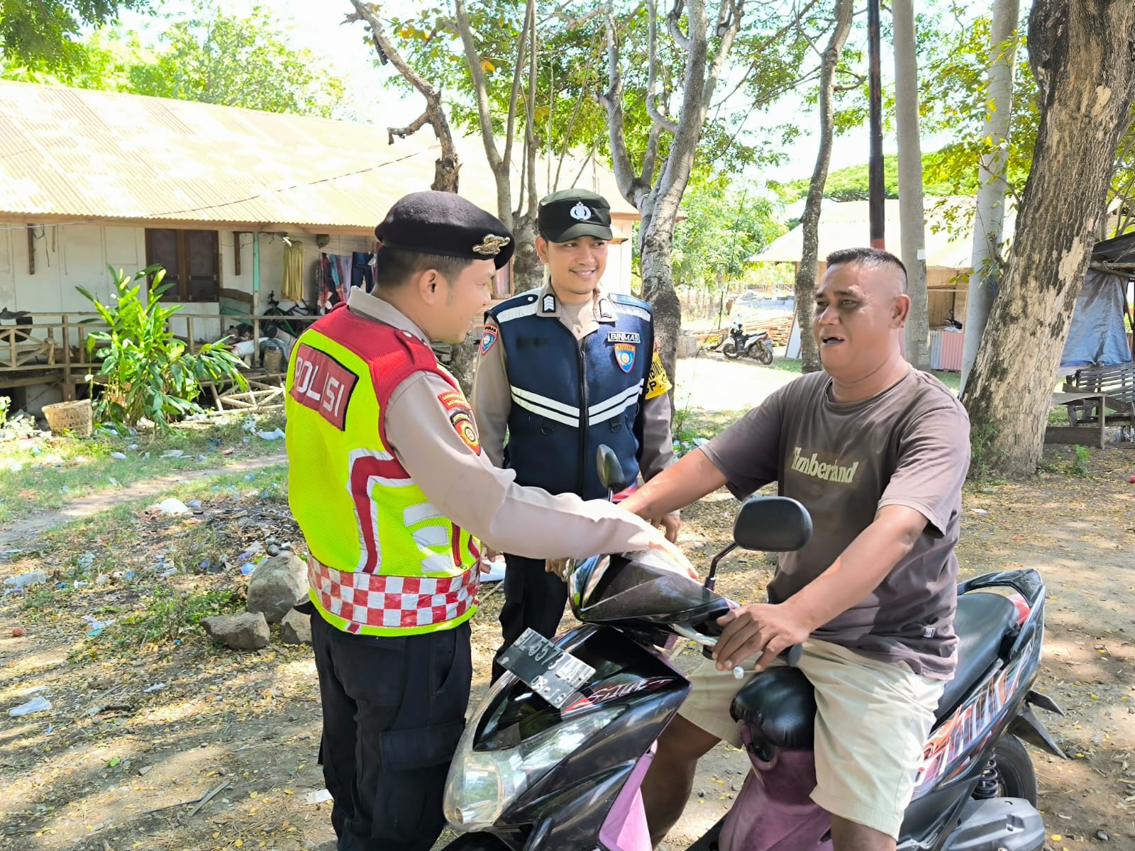 Warga Sampaikan Harapan disaat Polisi Lakukan Patroli Dialogis