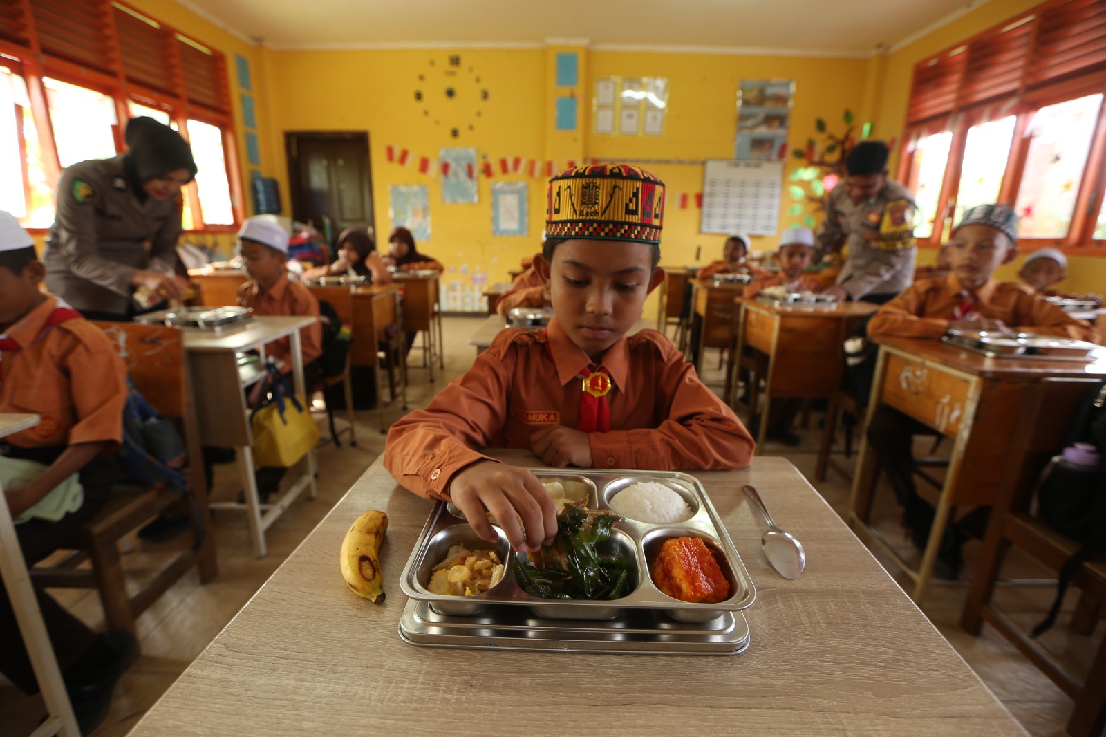 Pastikan Tepat Sasaran, Polresta Banda Aceh Awasi Penyaluran Makan Bergizi Gratis - Tribratanews Polresta Banda Aceh
