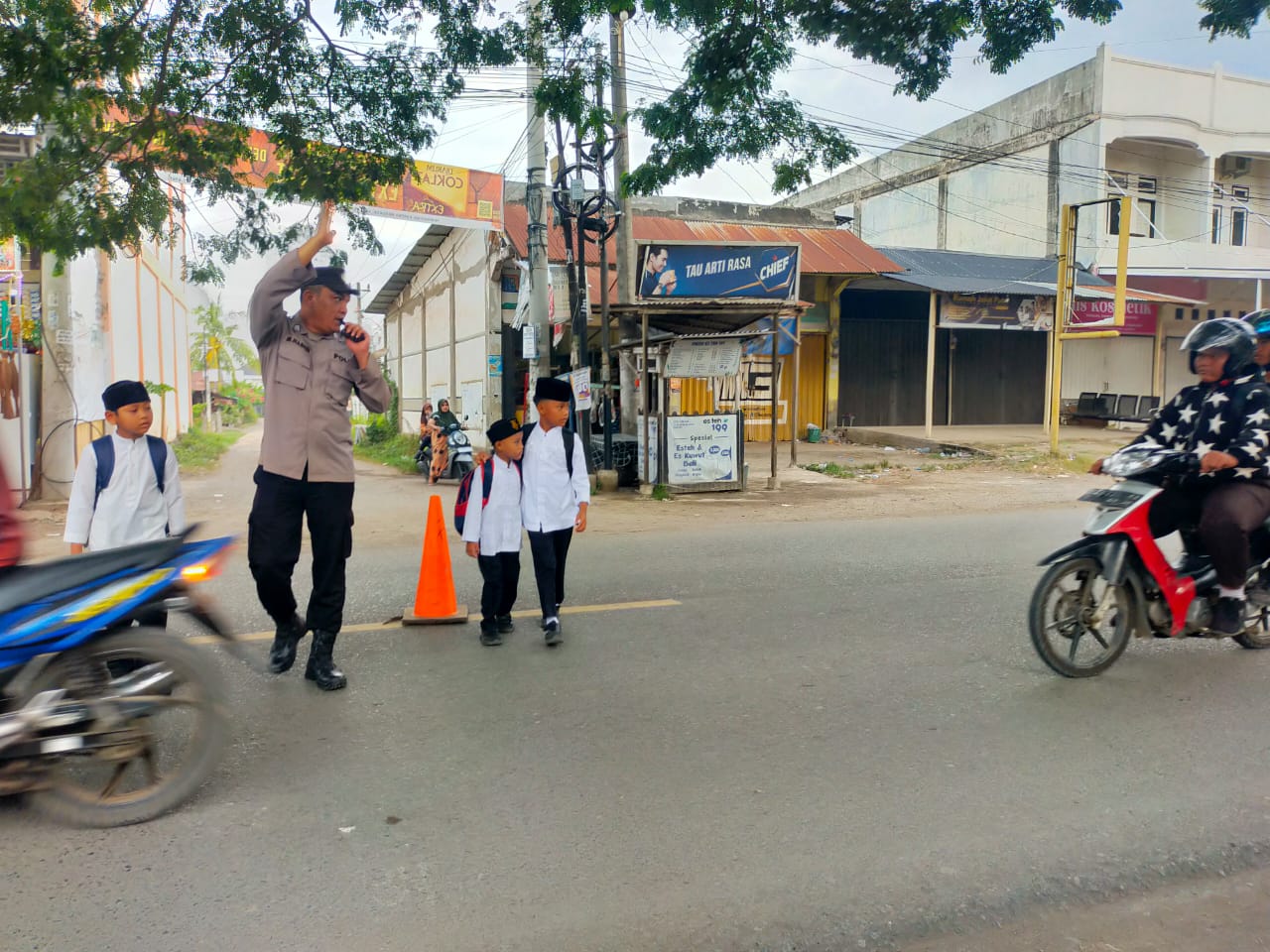 Kehadiran Polisi Saat Strong Point Membantu Lancarnya Lalulintas 