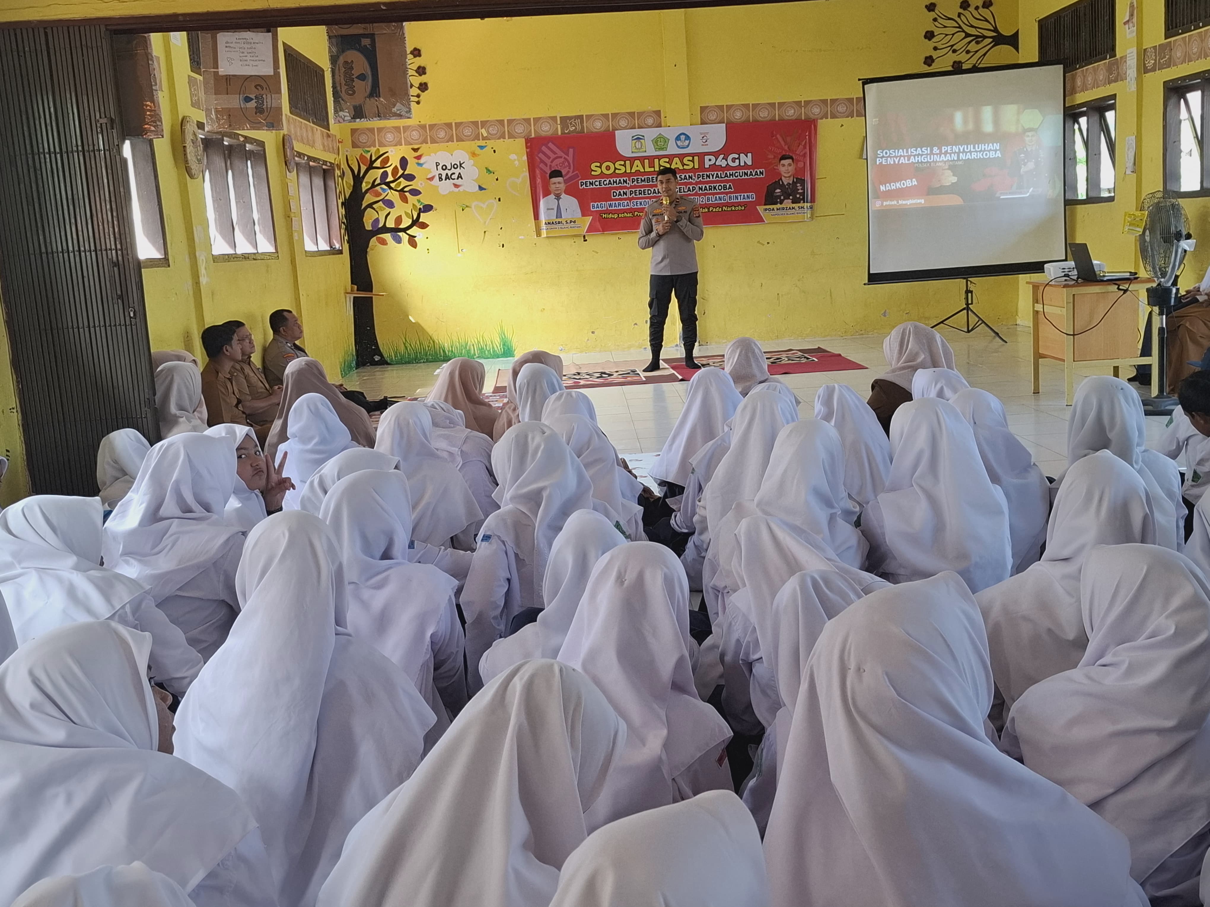 Kapolsek Blang Bintang Edukasi Bahaya Kenakalan Remaja di SMP Negeri 6