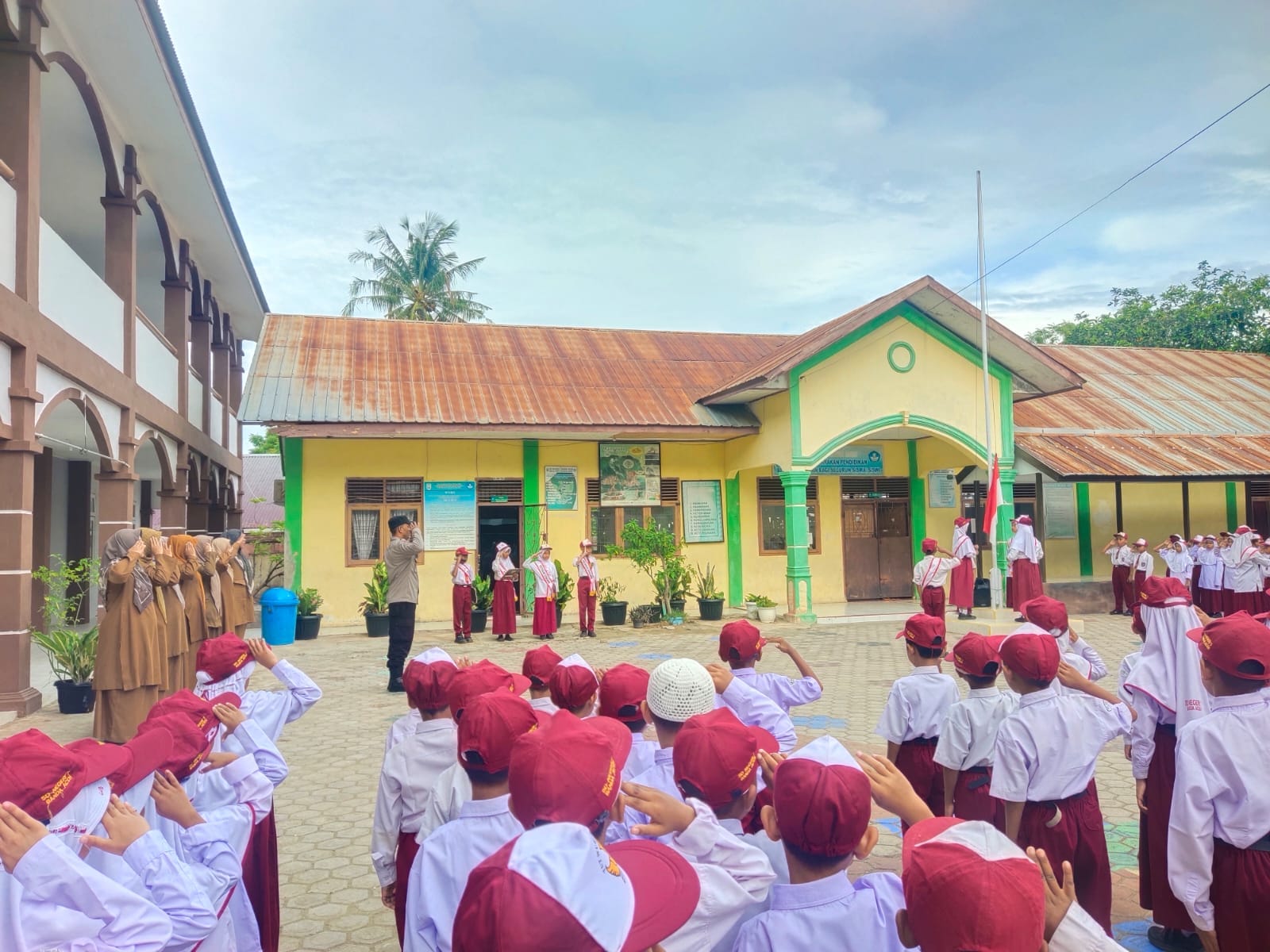 Menjadi Pembina Upacara di SD 7, Kanit Binmas Polsek Ulee Lheue Berpesan Jaga Kesehatan Kepada Pelajar