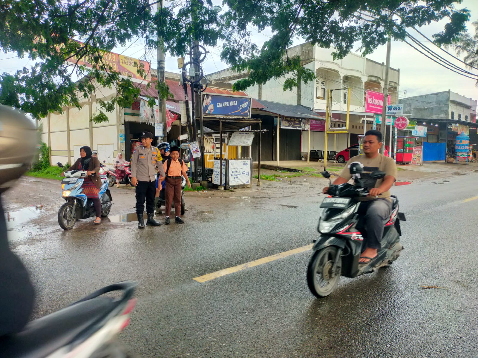 Kehadiran Polisi di Strong Point Membantu Lancarnya Lalulintas  - Tribratanews Polresta Banda Aceh