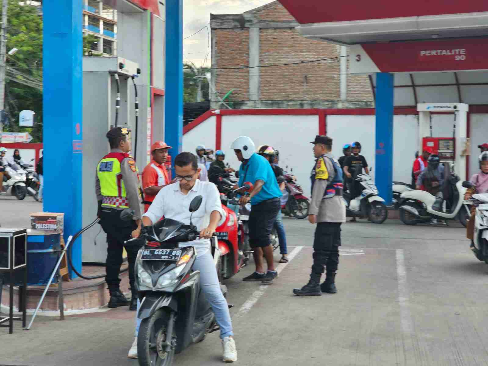 Wujudkan Rasa Aman untuk Masyarakat di SPBU, Polisi di Banda Aceh Patroli dan Atur Arus Lalulintas 