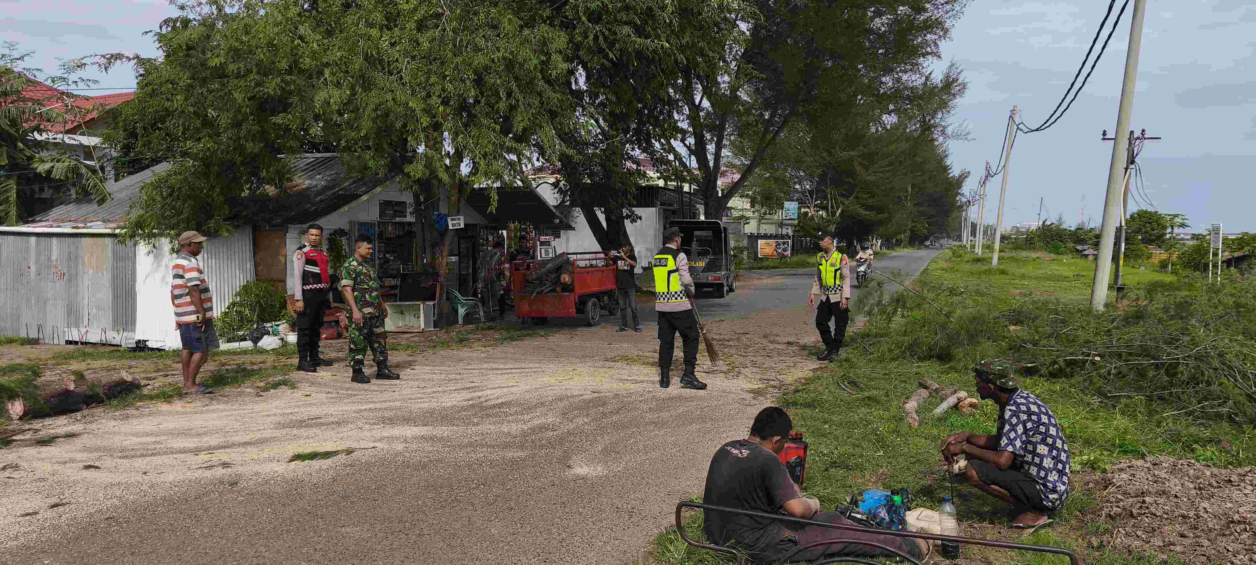 Pohon Tumbang, Jaringan Internet Putus, Polisi Bersama Warga Lakukan Pembersihan 