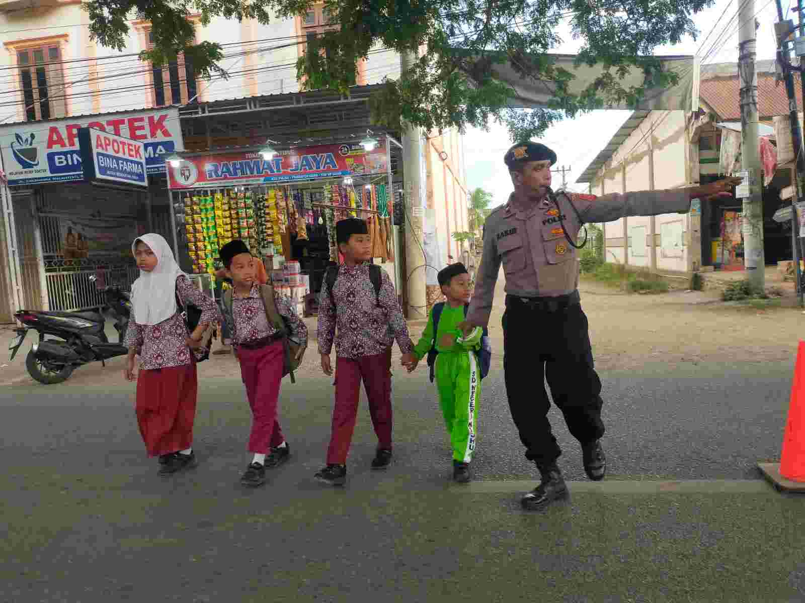 Wujudkan Kelancaran Lalu Lintas, Polisi di Banda Aceh Kawal Anak Sekolah