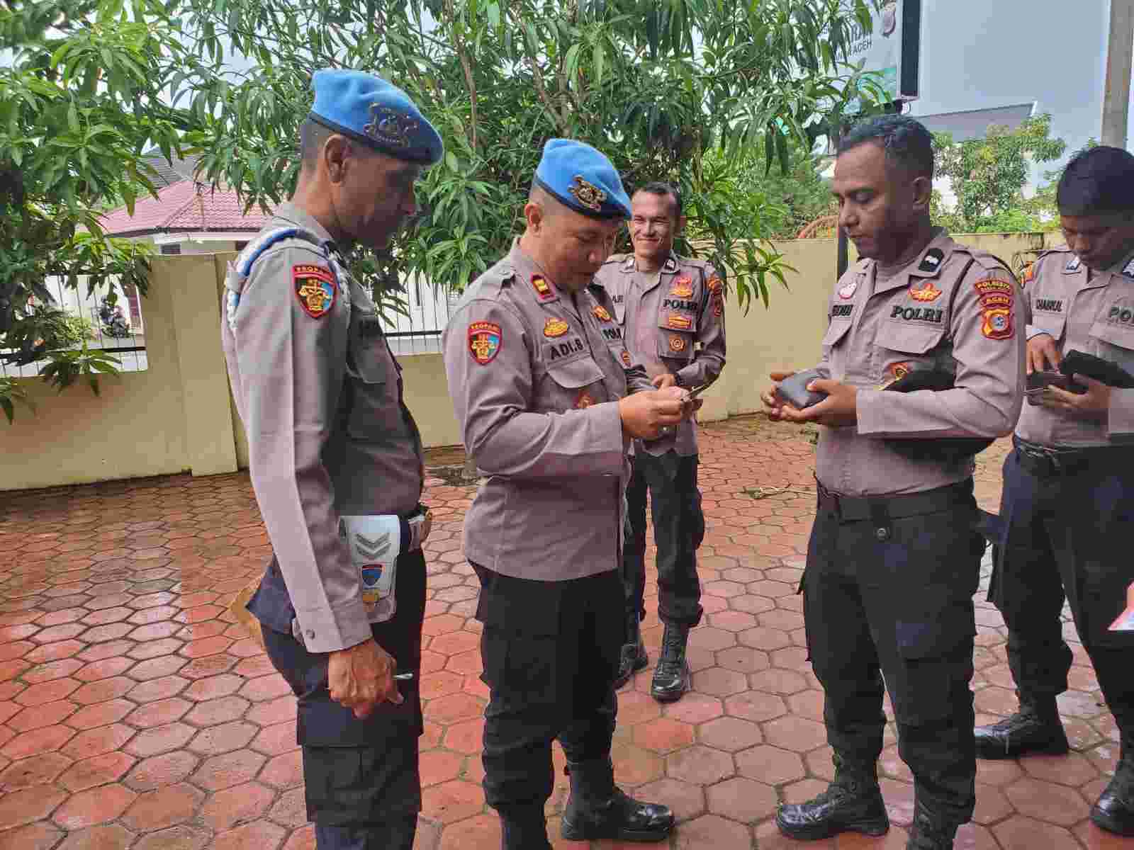 Propam dan Bag SDM Sidak Polsek Darul Imarah, Ini yang Dilakukan - Tribratanews Polresta Banda Aceh