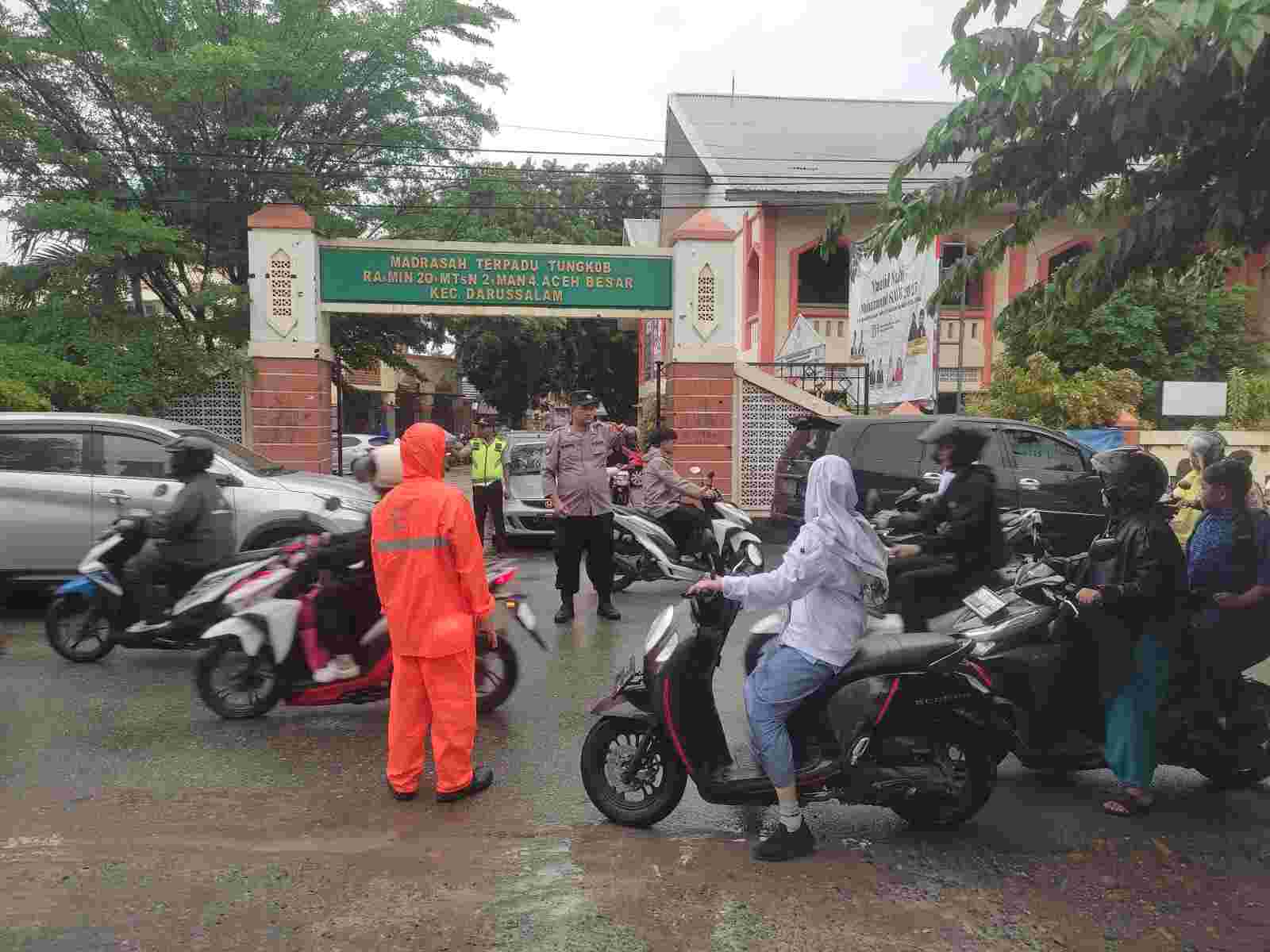 Salah Satu Cara Polisi Melayani Masyarakat, Menggalakkan Strong Point  - Tribratanews Polresta Banda Aceh