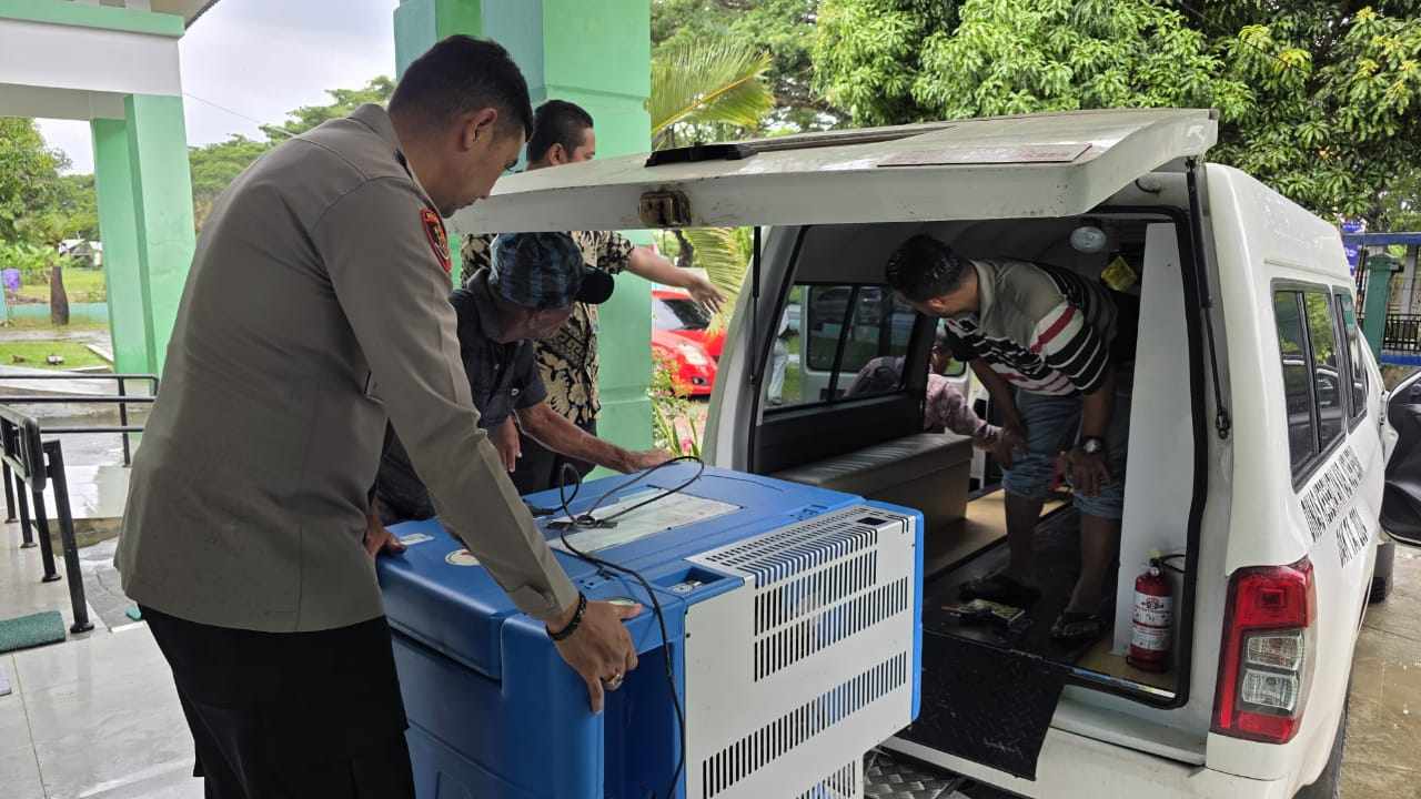 Polsek Blang Bintang Evakuasi Freezer Vaksinasi ke Bandara SIM