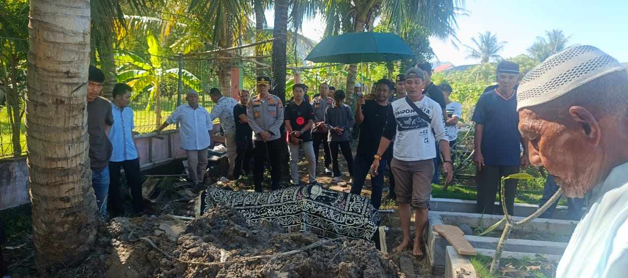 Bersama Warga  Kapolresta Usung Jenazah Personel ke Liang Lahat