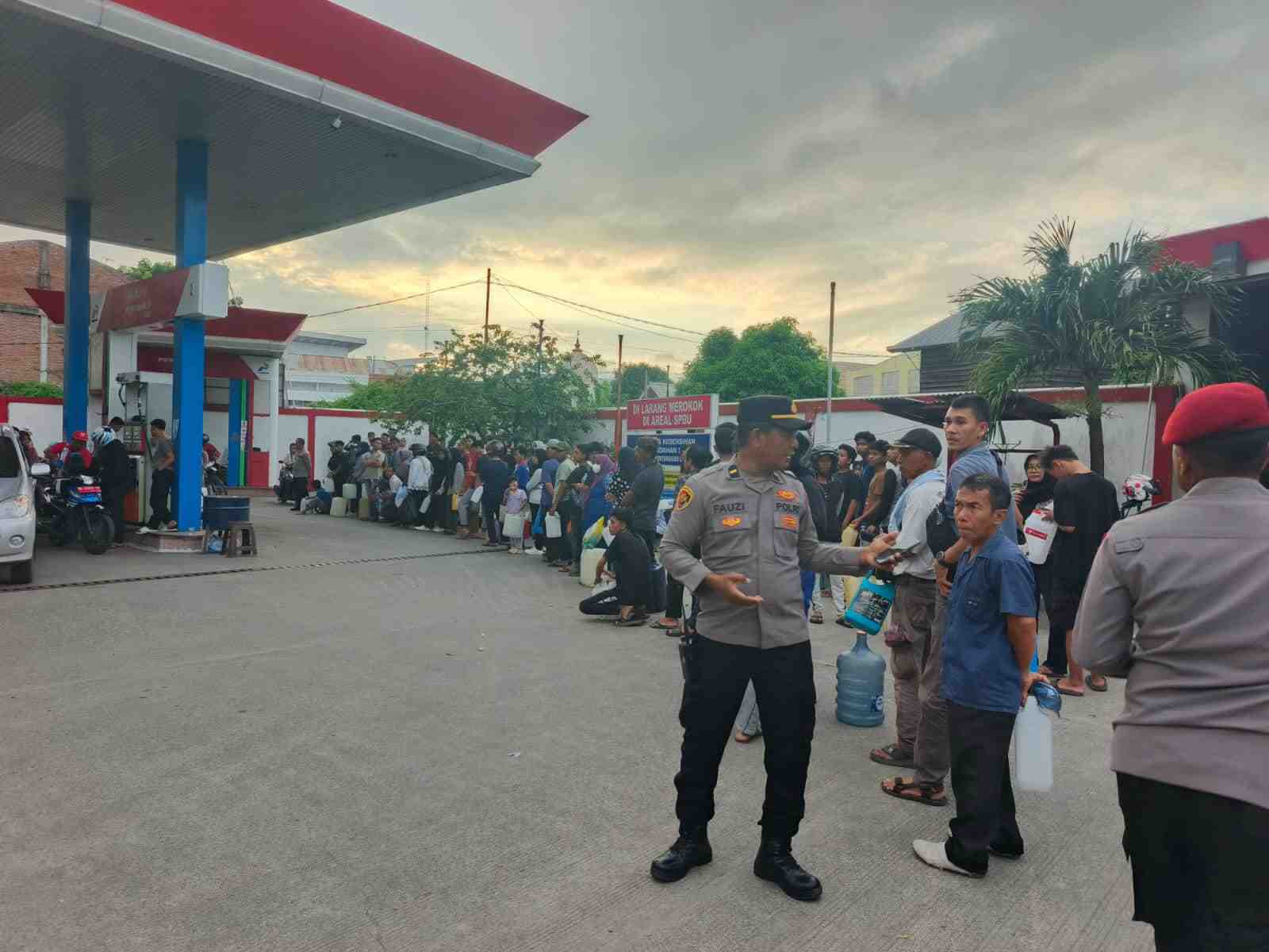 Antrean di SPBU Memanjang, Ratusan Personel Polresta di Kerahkan