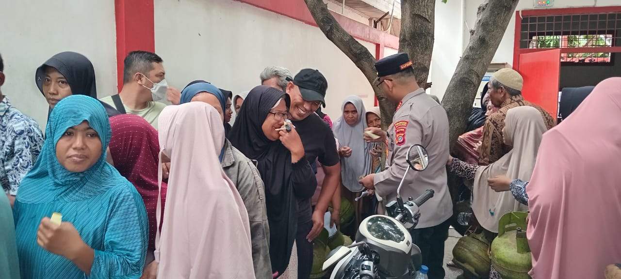 Kapolsek Kuta Alam Pimpin Langsung Pengamanan Antrean Pembelian Gas LPG 