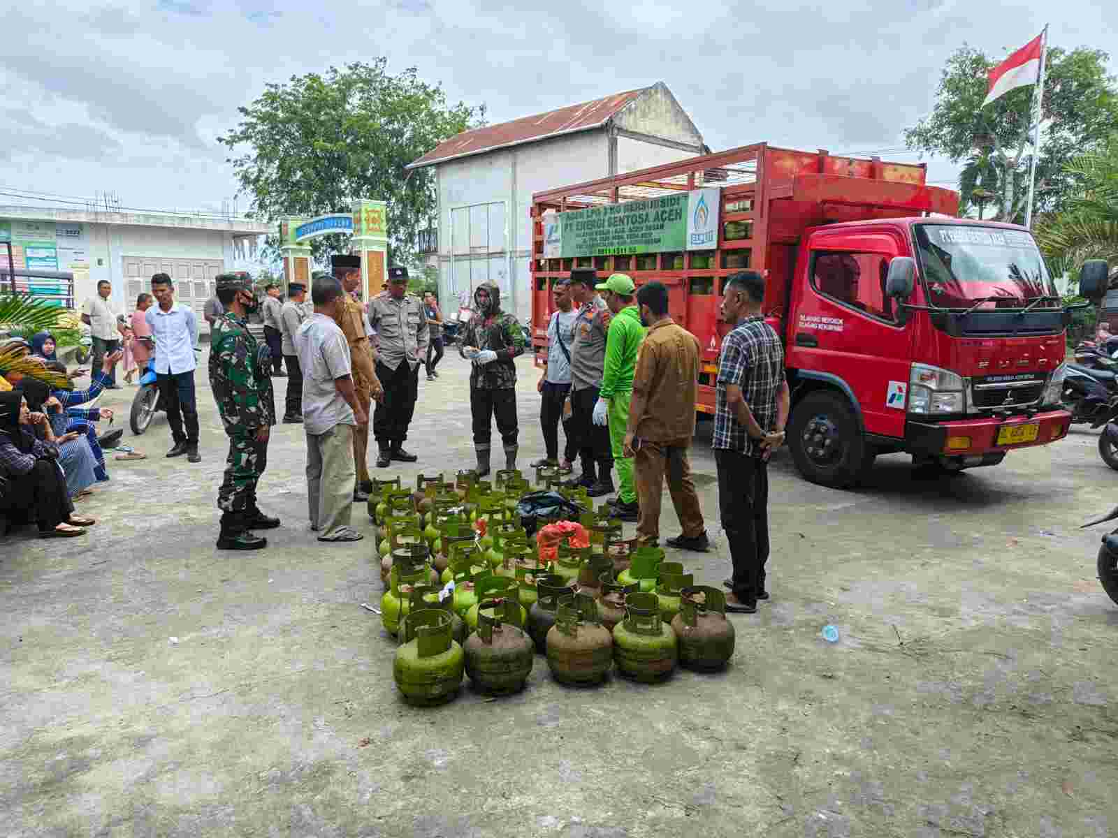 Muspika Kuta Baro Kawal Pendistribusian Gas LPG Untuk Warga 