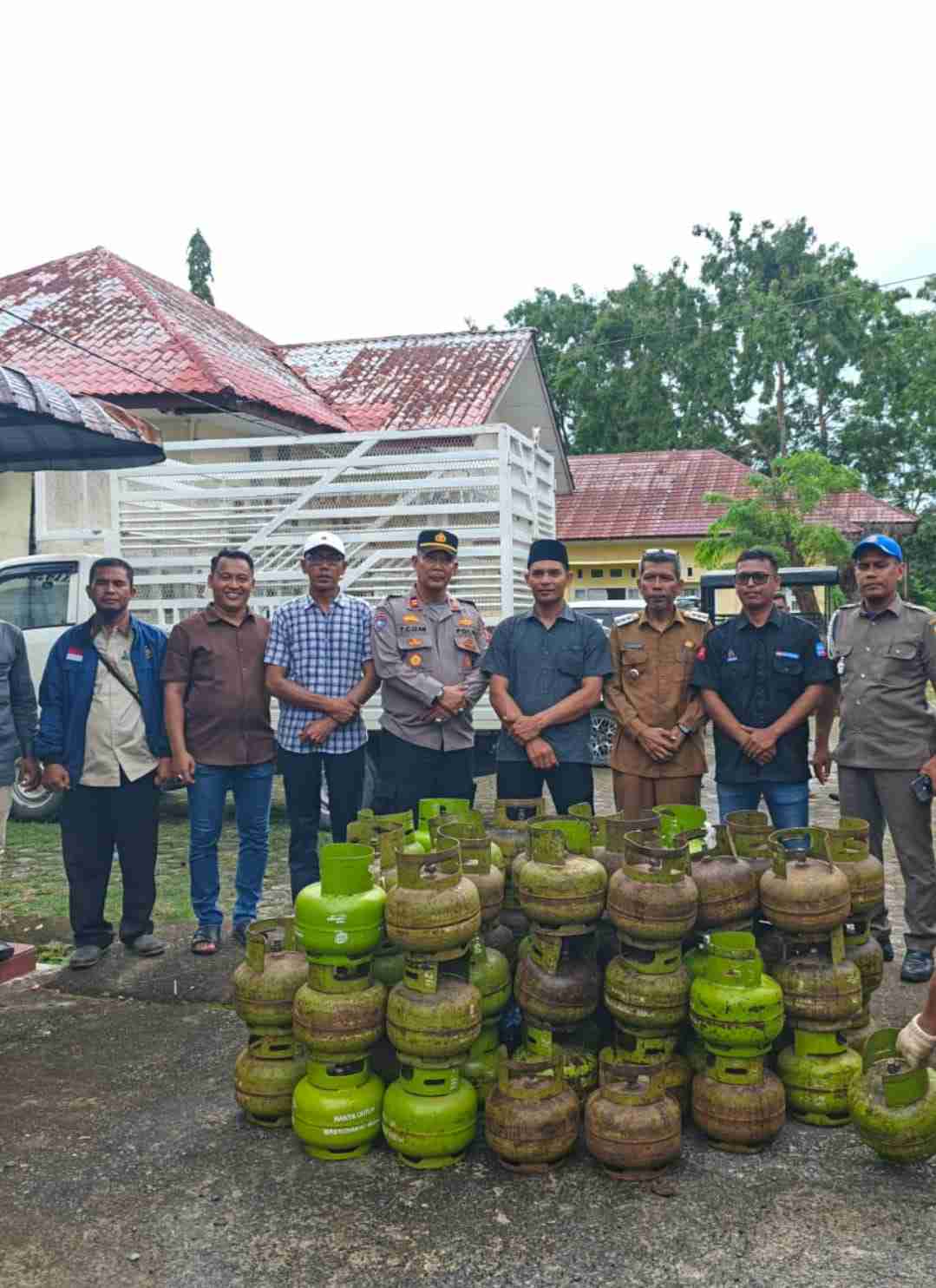Warga Gampong Lueng Ie Menerima BLT, Polisi Lakukan Pemantauan