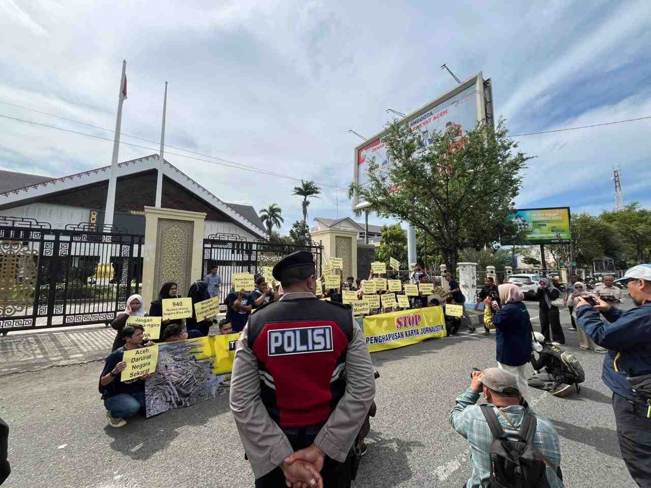 Aksi Unjukrasa di DPRA Mendapat Pengawalan Polresta Banda Aceh  - Tribratanews Polresta Banda Aceh