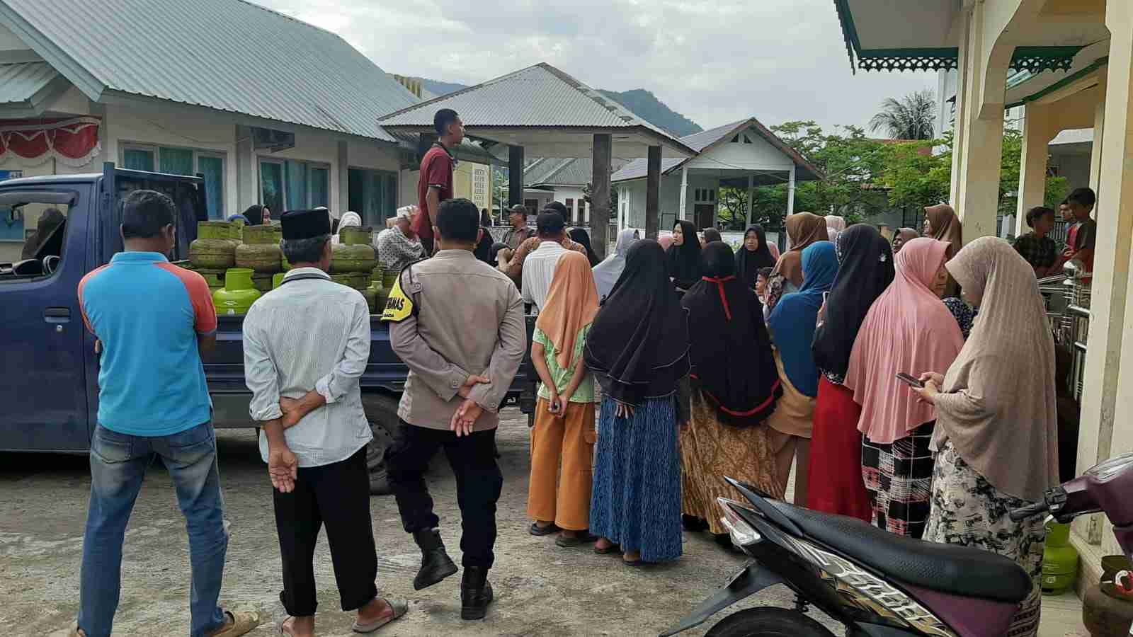 Personel Polresta Banda Aceh bersama Muspika Lakukan Pengawasan saat Pembagian Gas LPG Kepada Warga