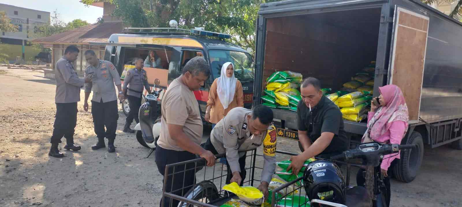 Warga Lueng Bata Beli Beras Murah di Gerai Polresta Banda Aceh, 4 Ton Beras Habis Kurun Waktu 3 Jam