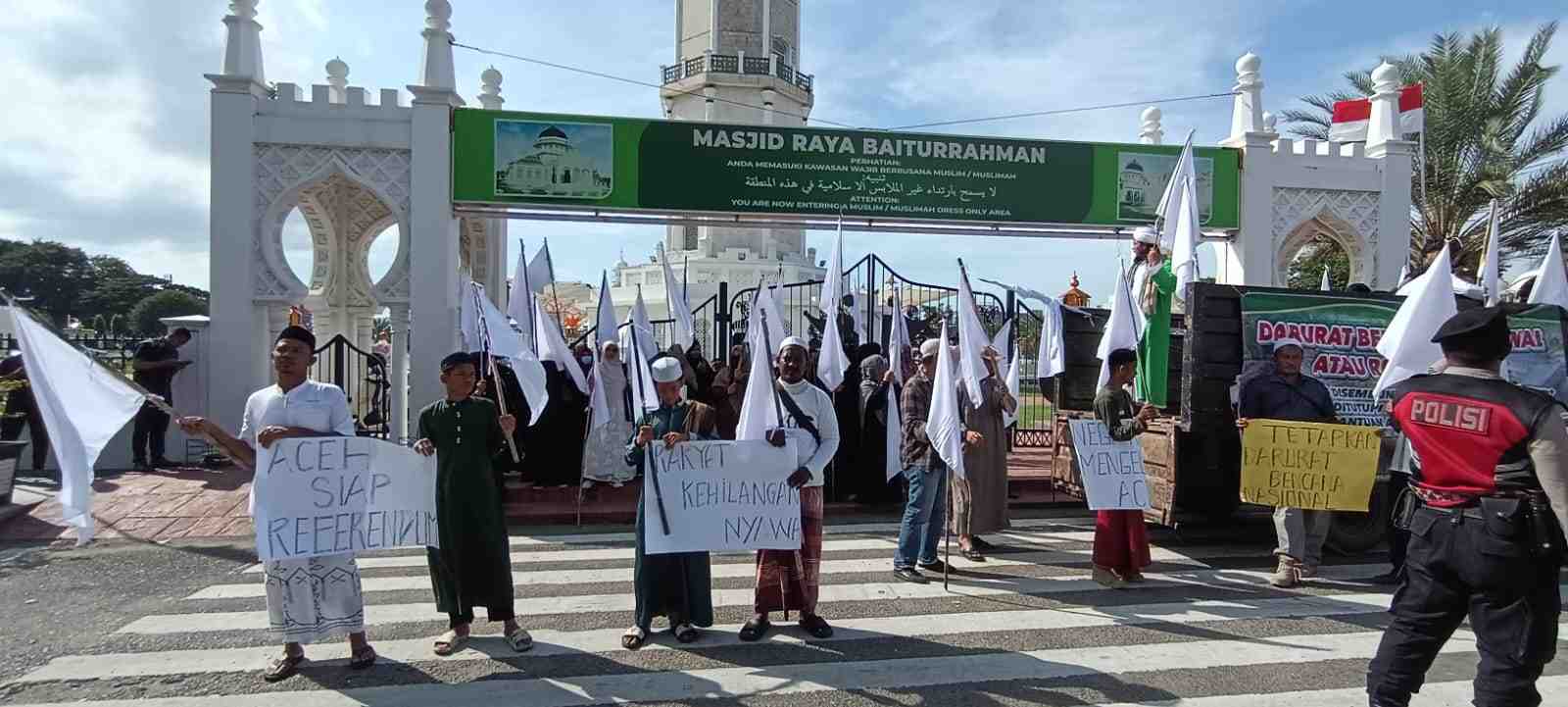 Personel Polresta Banda Aceh Berikan Pengamanan Aksi Unras di depan Masjid Raya