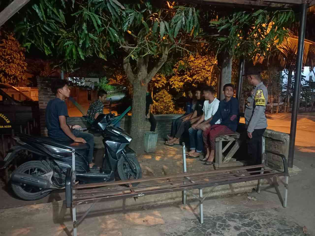 Patroli Dialogis Malam Hari, Bhabinkamtibmas Jaga Kondusifitas Kamtibmas di Wilayah Hukum 