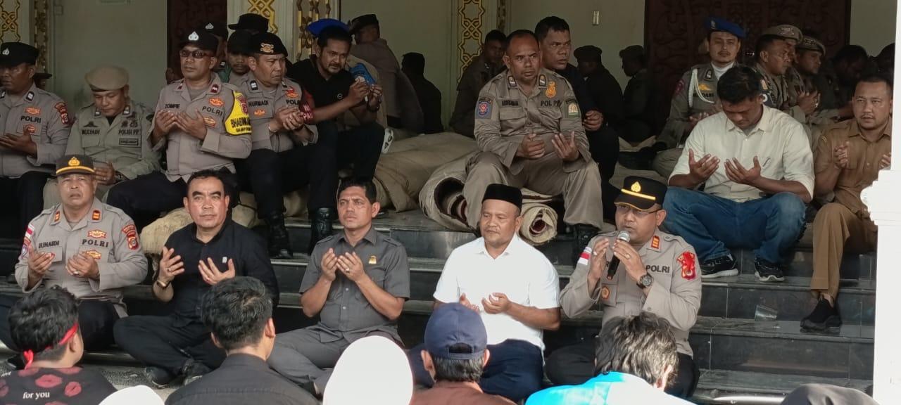 Kapolsek Kuta Alam Pimpin Doa Bersama Untuk Para Korban Musibah Banjir Aceh Saat Aksi Unjuk Rasa di DPRA Berlangsung