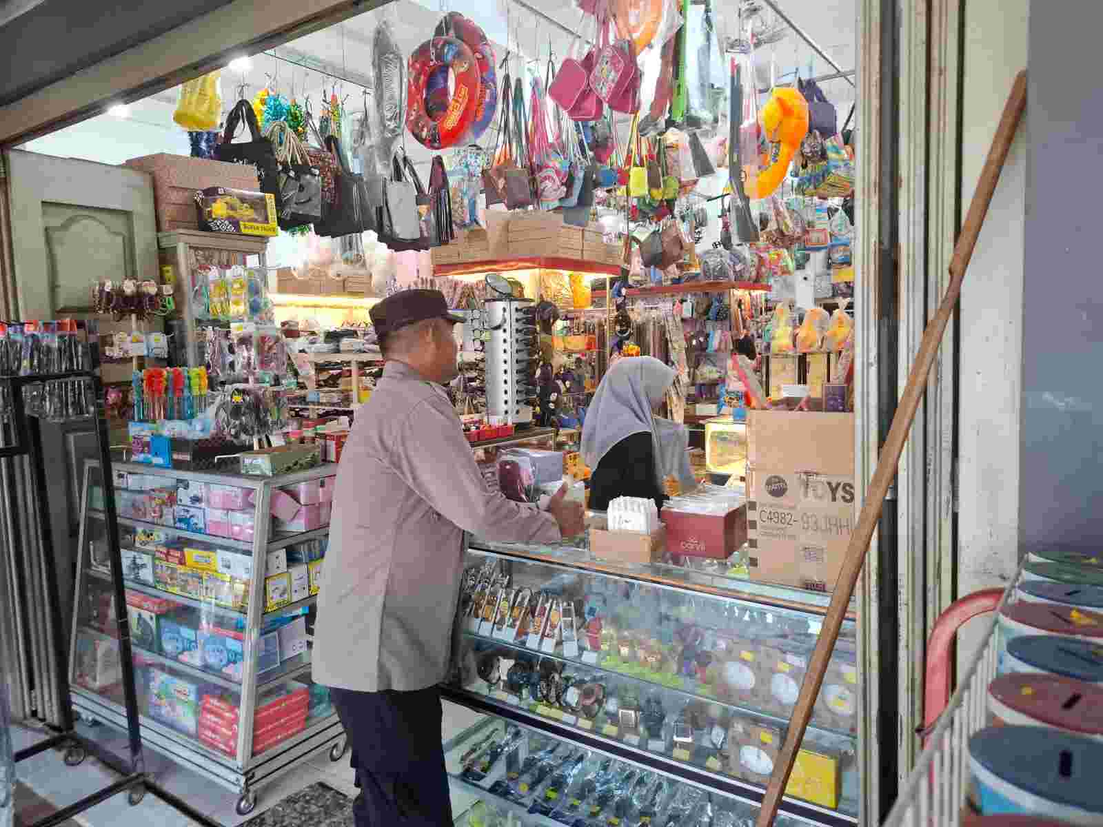 Jaga Keamanan Pasar, Polisi di Banda Aceh Berdialog Langsung dengan Pedagang dan Pembeli