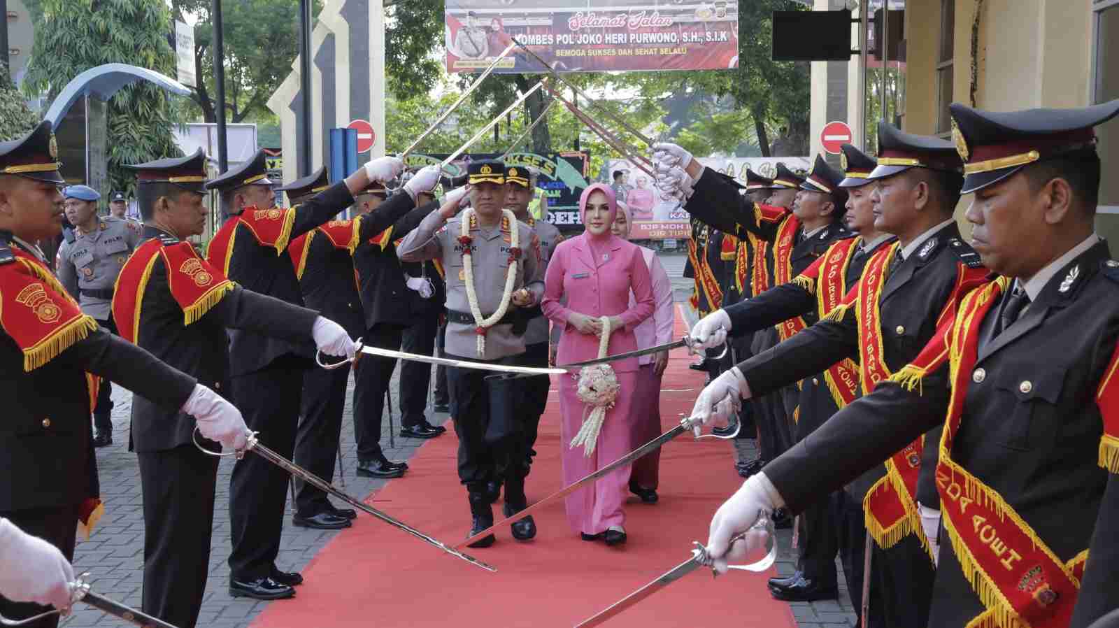 Kombes Andi Kirana Disambut Pedang Pora di Mapolresta Banda Aceh