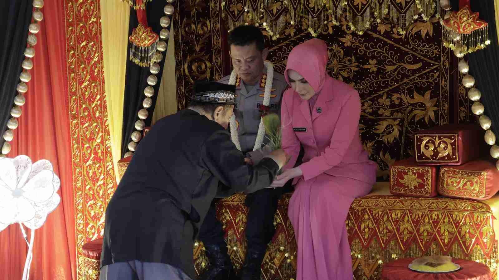 Tiba di Polresta Banda Aceh, Kombes Pol Andi Kirana Disambut Pedang Pora dan Jalani Prosesi Peusijuek - Tribratanews Polresta Banda Aceh