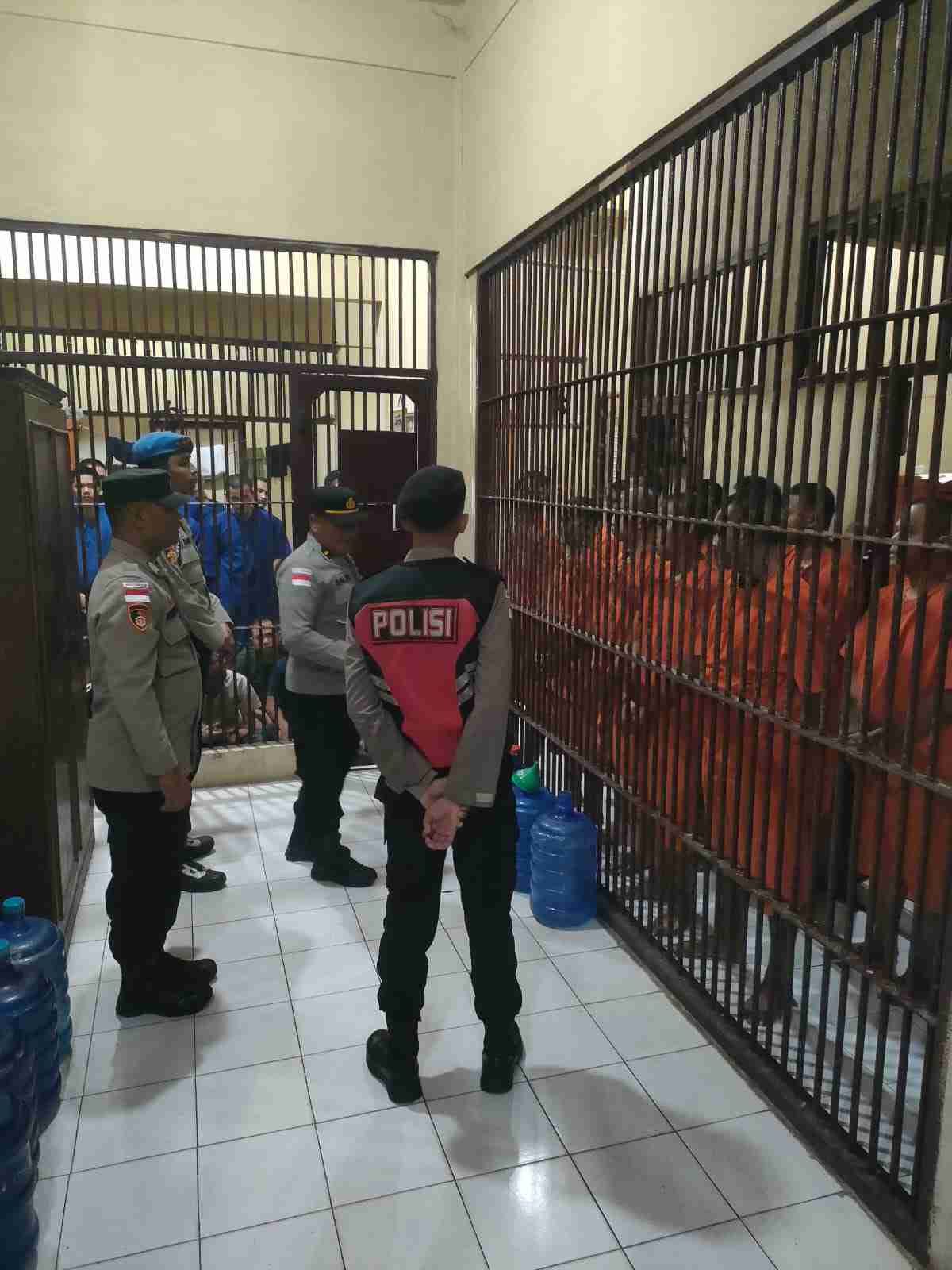 Pastikan Sehat dan Lengkap, Pawas dan Personel Piket Cek Kondisi Tahanan di Rutan Polresta Banda Aceh - Tribratanews Polresta Banda Aceh