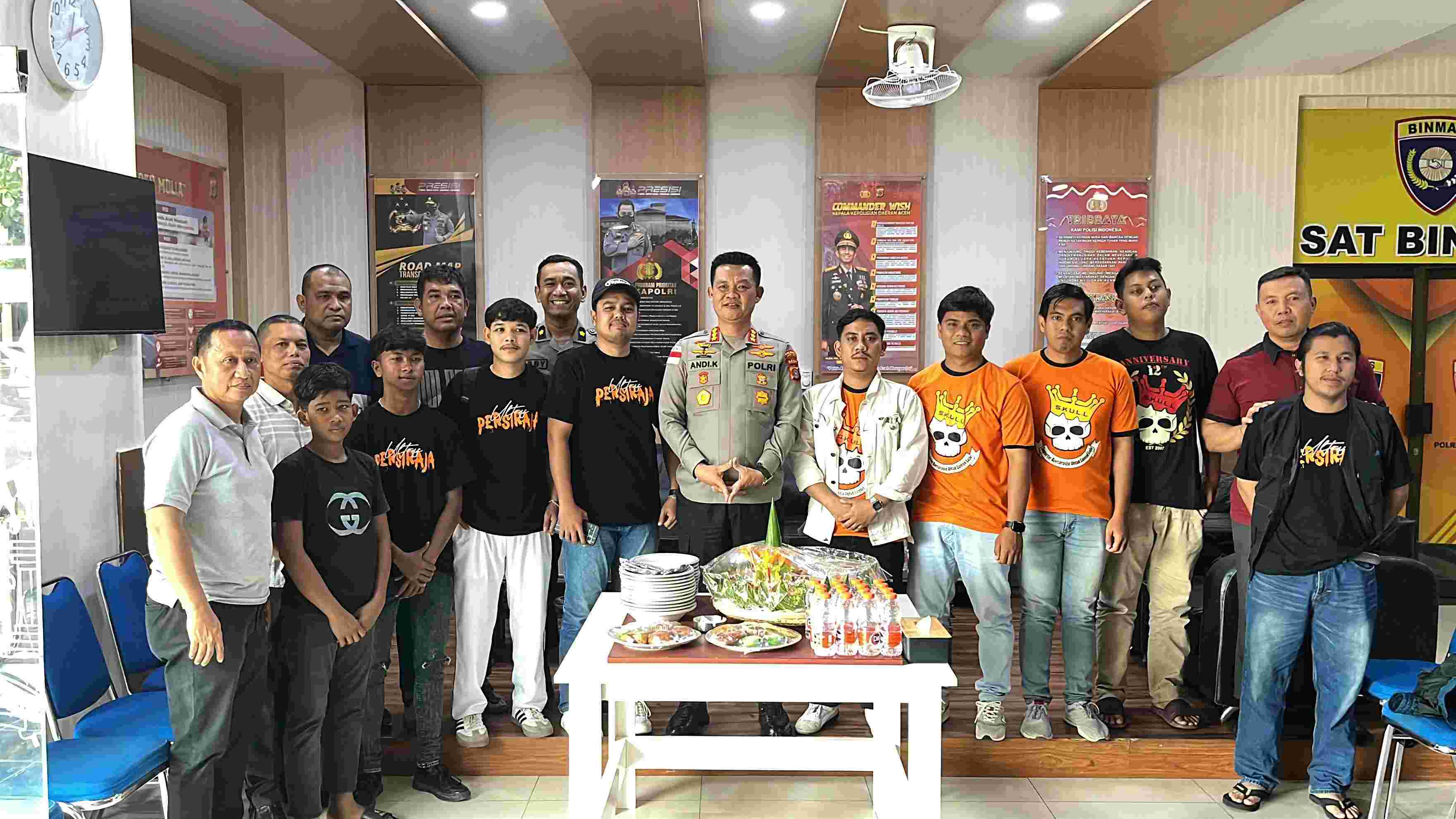 Komitmen Jaga Keamanan Tetap Tertib, Suporter Persiraja Makan Tumpeng Bersama Kapolresta Banda Aceh 