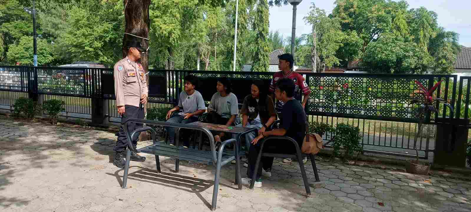 Polisi Bersama Warga Dialog di Tempat Tebuka dan Mengajak Jaga Kamtibmas Bersama – Sama - Tribratanews Polresta Banda Aceh