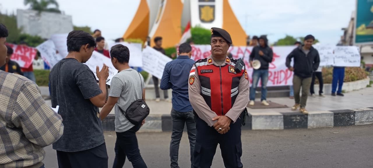 Personel Polresta Banda Aceh Lakukan Pengamanan Pada Aksi Unras Secara Humanis - Tribratanews Polresta Banda Aceh