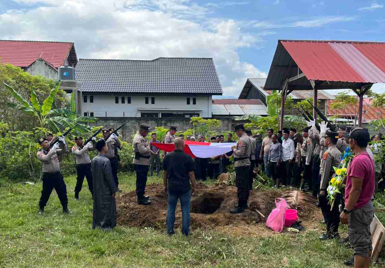 Kapolres Aceh Barat Pimpin Upacara Pemakaman Personel nya di Banda Aceh - Tribratanews Polresta Banda Aceh