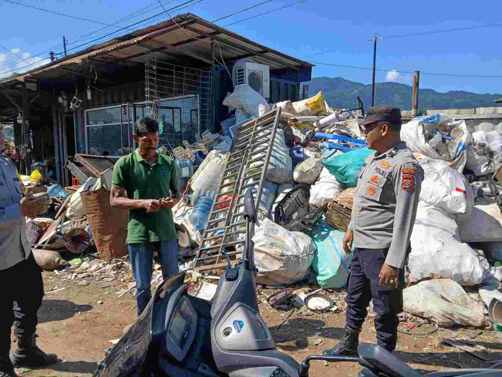 Sambangi Pengepul Barang Bekas di Banda Aceh, Bhabinkamtibmas Ajak Warga Kelola Sampah dan Jaga Keamanan