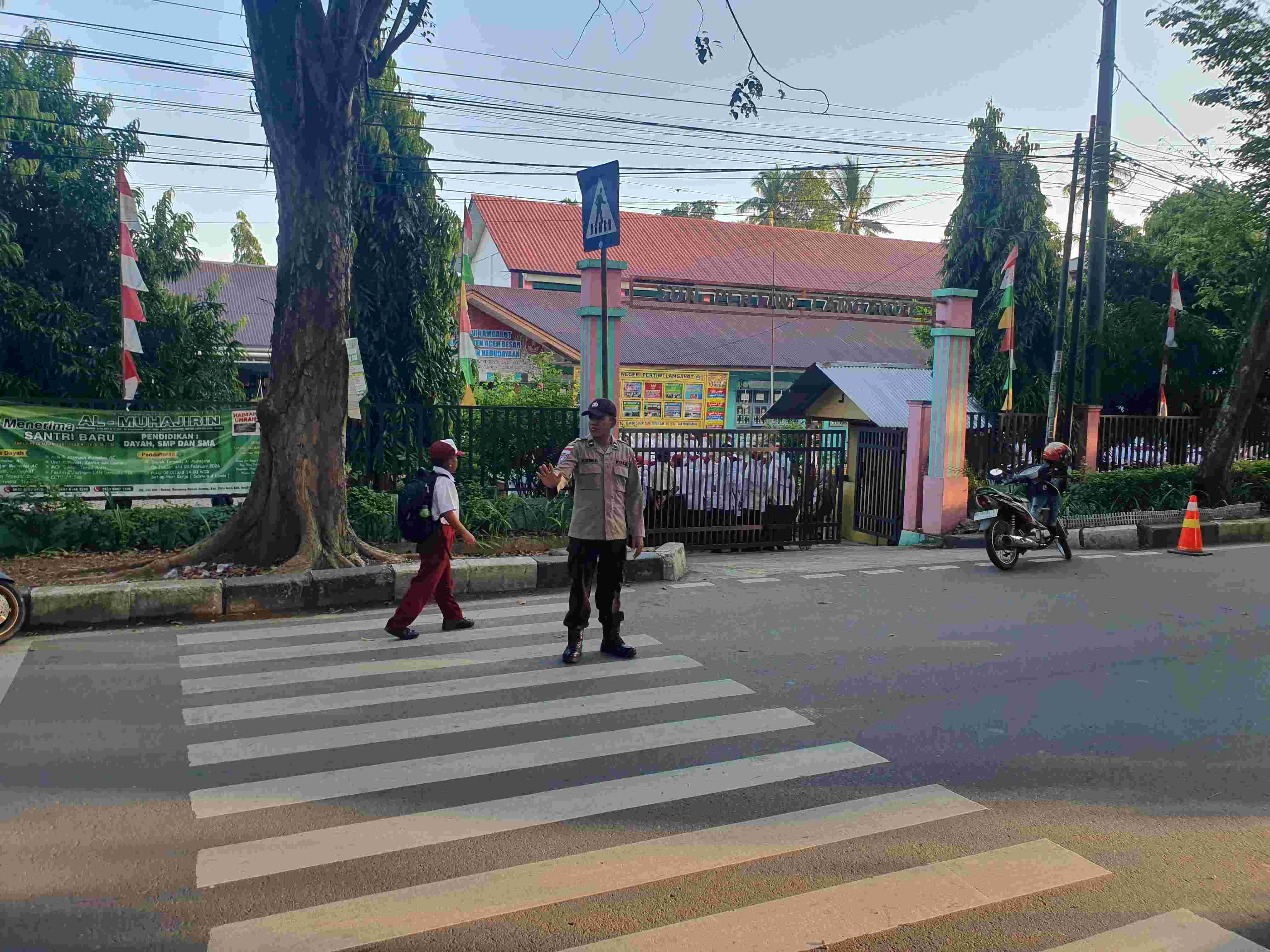 Personel Polsek di Banda Aceh Laksanakan Strong Point Jam Masuk Sekolah, Cegah Laka Lantas