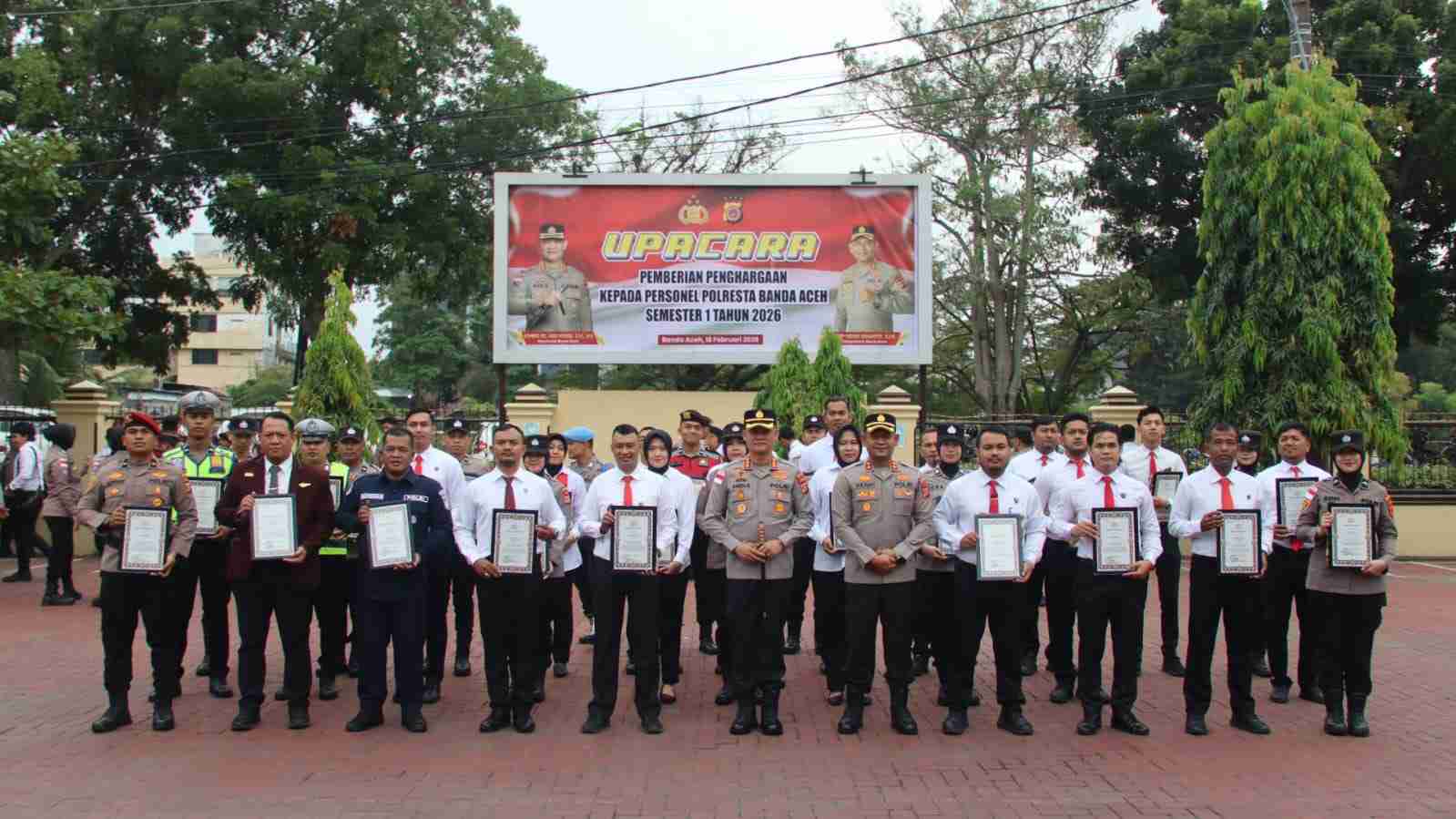 Kapolresta Banda Aceh Serahkan Penghargaan Untuk 51 Personel Berprestasi  - Tribratanews Polresta Banda Aceh