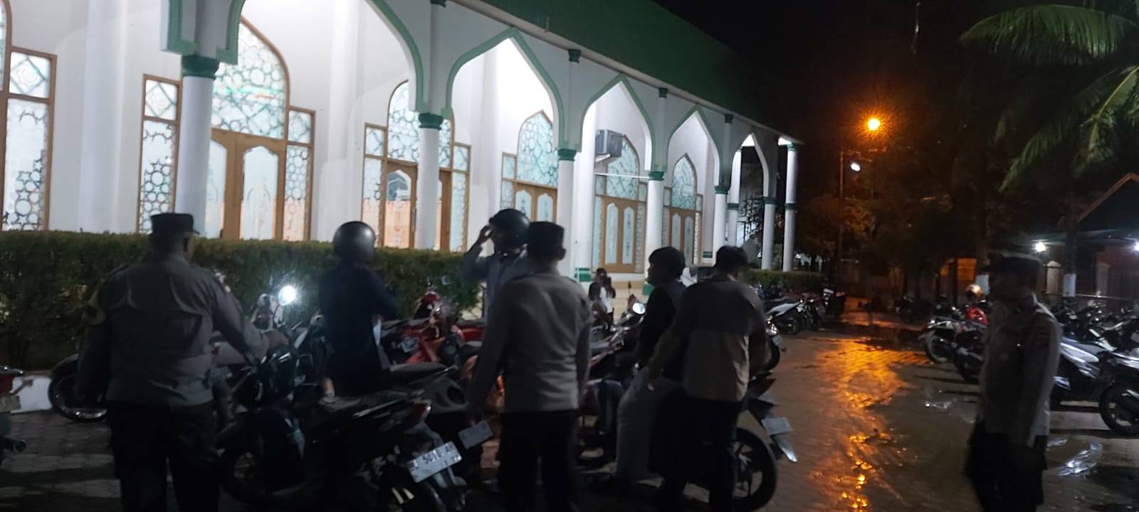  Polresta Banda Aceh Amankan Tarawih Hari Ke-9 di Masjid Agar Jamaah Beribadah Tenang