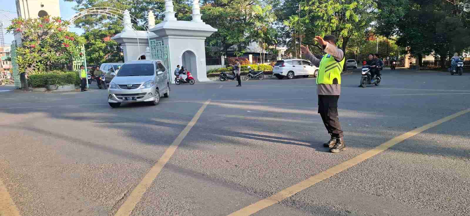 Menjaga Keselamatan Penyeberang Jalan, Polisi Lakukan Strong Poin di lingkungan Kampus - Tribratanews Polresta Banda Aceh