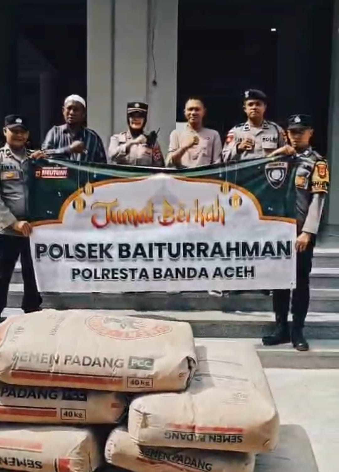 Polsek Baiturrahman Salurkan Bansos Berupa Semen Untuk Pembangunan Masjid