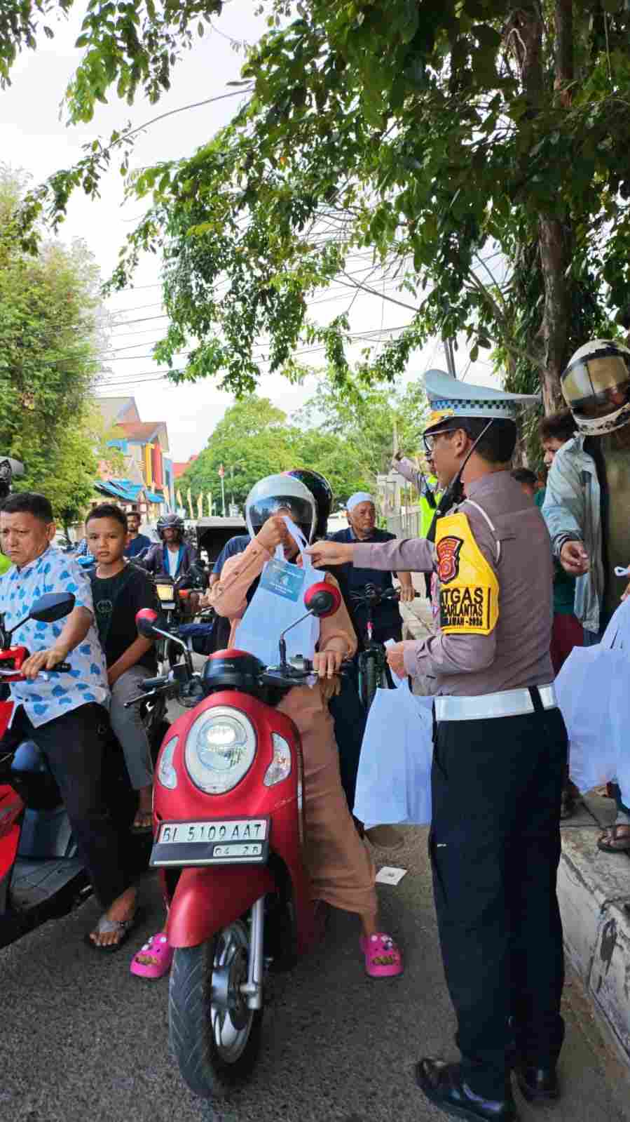 Satlantas Polresta Banda Aceh Gandeng Jasa Raharja  Berbagi Takjil di Jalan