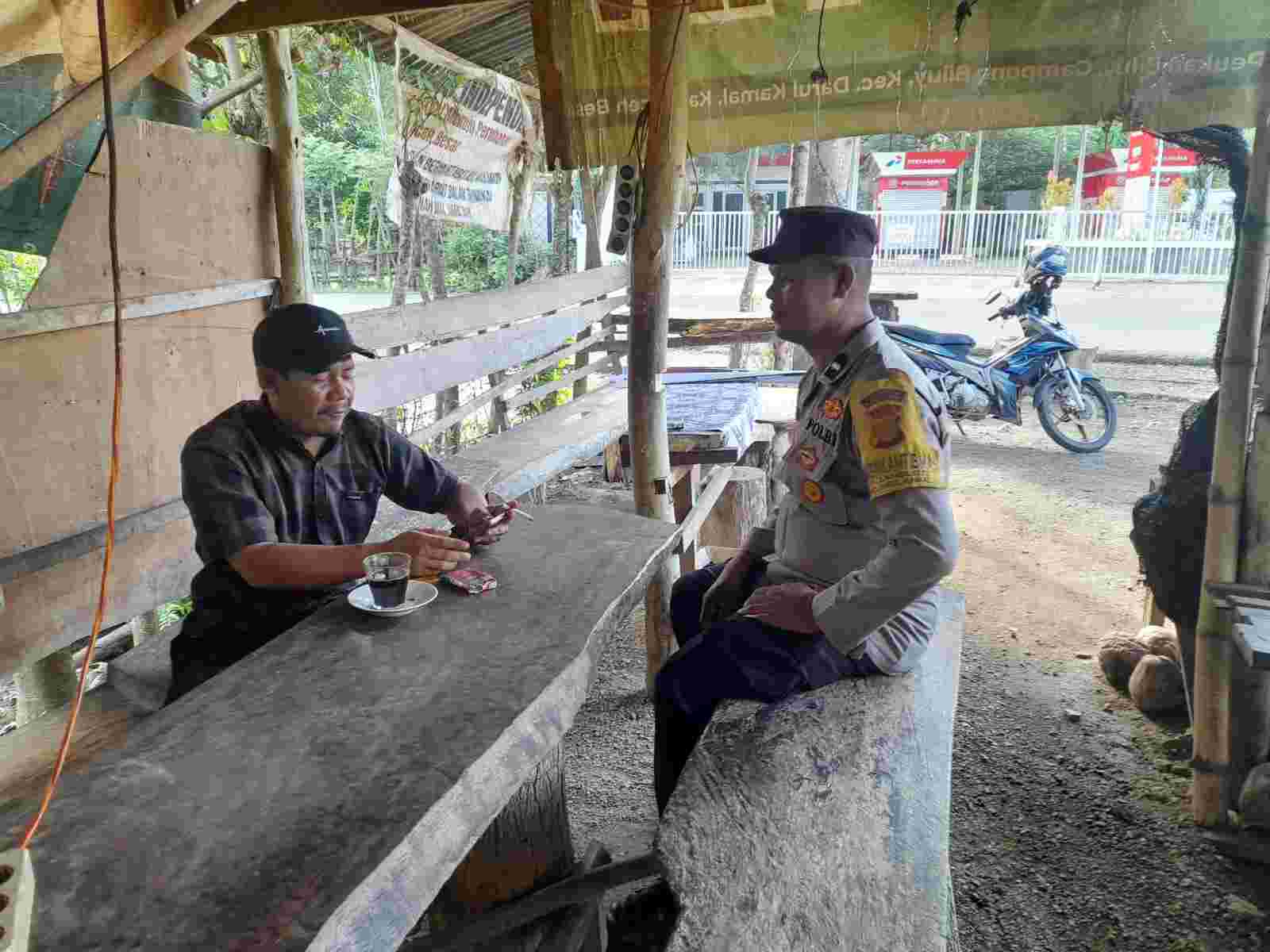 Bhabinkamtibmas Polsek Darul Kamal Ngopi Bareng Warga, Pererat Silaturahmi dan Sampaikan Pesan Kamtibmas